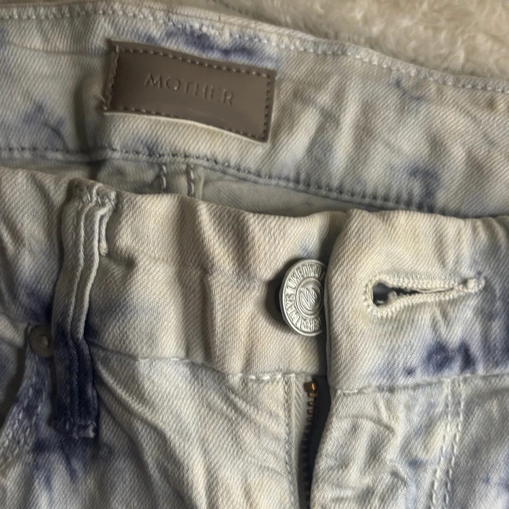 MOTHER Tie-Dye Skinny Jeans in Blue and White - Picture 4 of 7